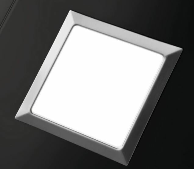 Kwadratowa lampa LED ze srebrną ramką, wyśrodkowana na czarnym tle.