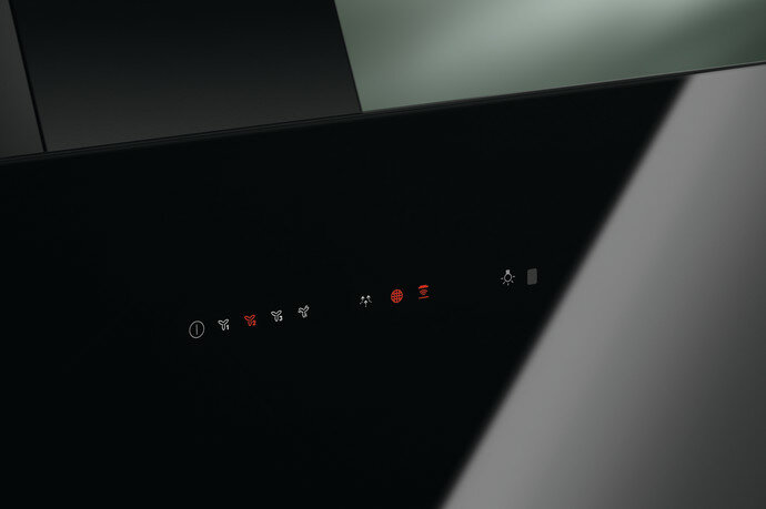 Czarny panel sterowania okapu z podświetlanymi czerwonymi i białymi symbolami.