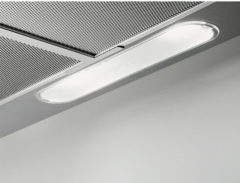 Zbliżenie światła okapu kuchennego, jest długie i prostokątne.