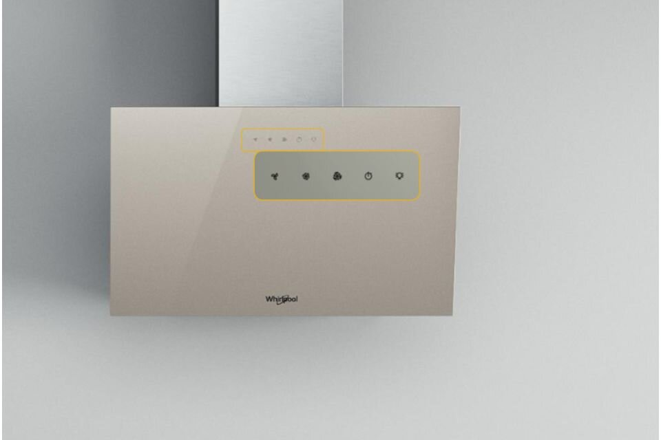 Beżowy okap zamontowany na jasnoszarej ścianie z elementami sterującymi i logo Whirlpool.