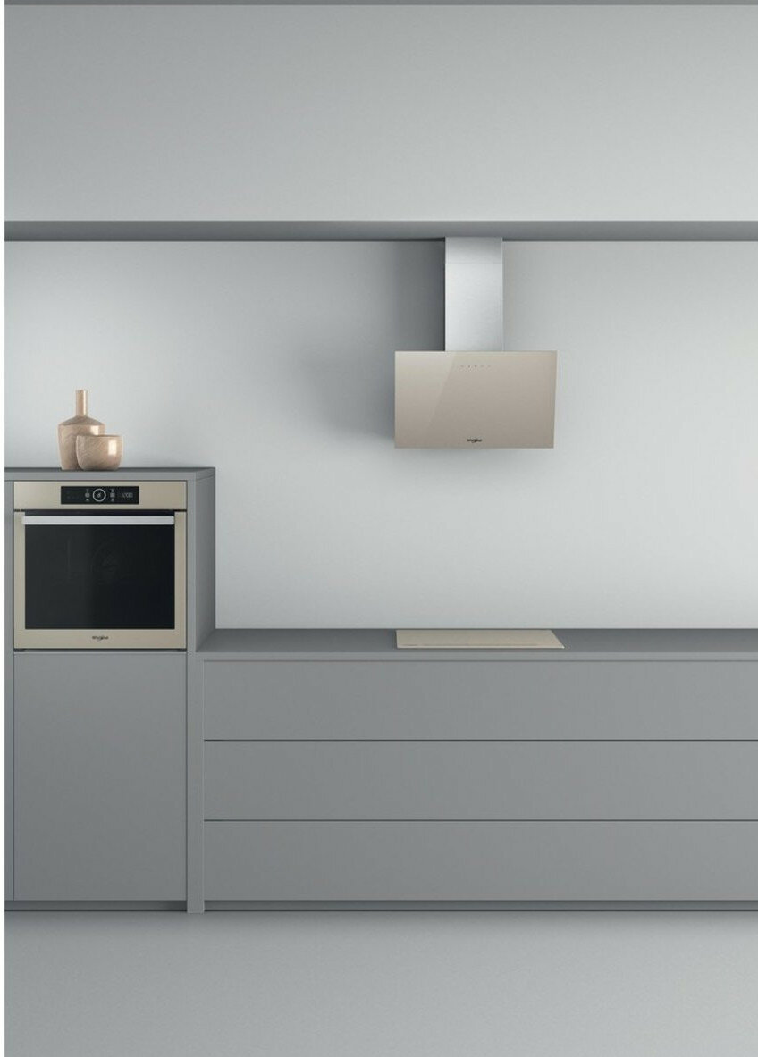 Nowoczesna aranżacja kuchni z beżowym okapem i piekarnikiem.