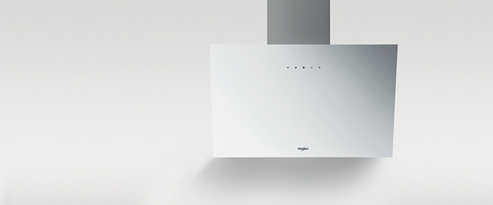 Biały okap na białej ścianie z trzema przyciskami sterowania.