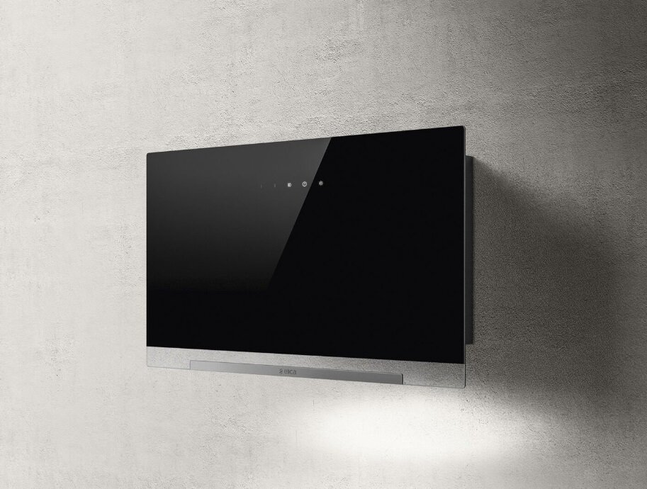 Czarny, prostokątny okap kuchenny Elica jest zamontowany na jasnoszarej, teksturowanej ścianie. Ma srebrną obwódkę i małe kontrolki.