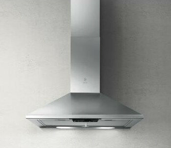 Okap ze stali nierdzewnej zainstalowany w kuchni.