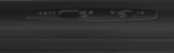 Zbliżenie czarnego panelu sterowania z liczbami i symbolami, prawdopodobnie dla urządzenia kuchennego.