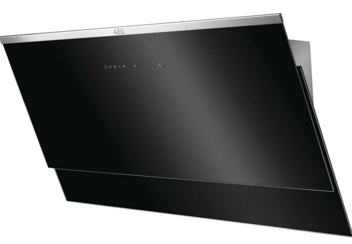 Czarny i srebrny okap AEG, widok pod kątem. Posiada czerwone kontrolki.