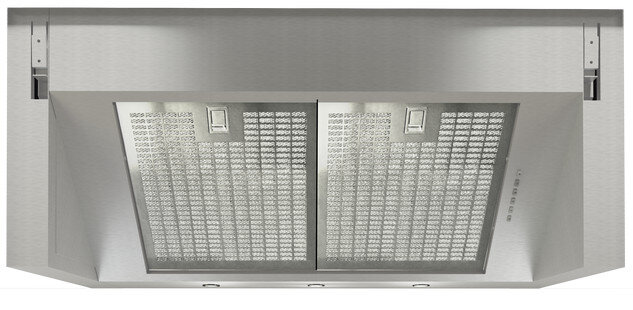 Okap ze stali nierdzewnej. Dwa filtry z siatki metalowej. Okap ma światła i elementy sterujące.