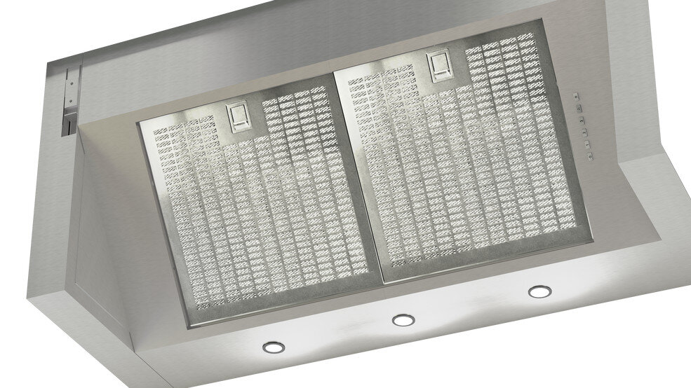 Okap ze stali nierdzewnej z filtrami i trzema światłami. Widok pod kątem.