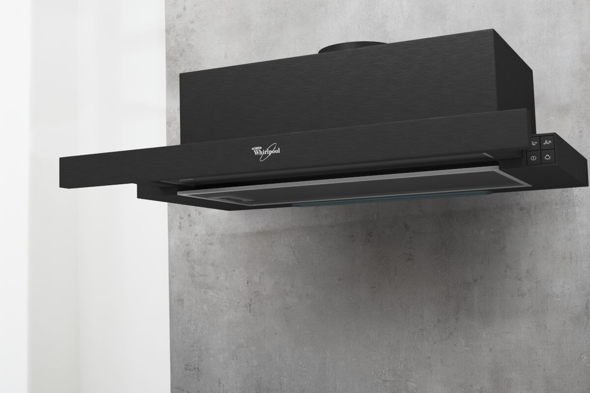 Czarny okap z logo Whirlpool na szarej ścianie.