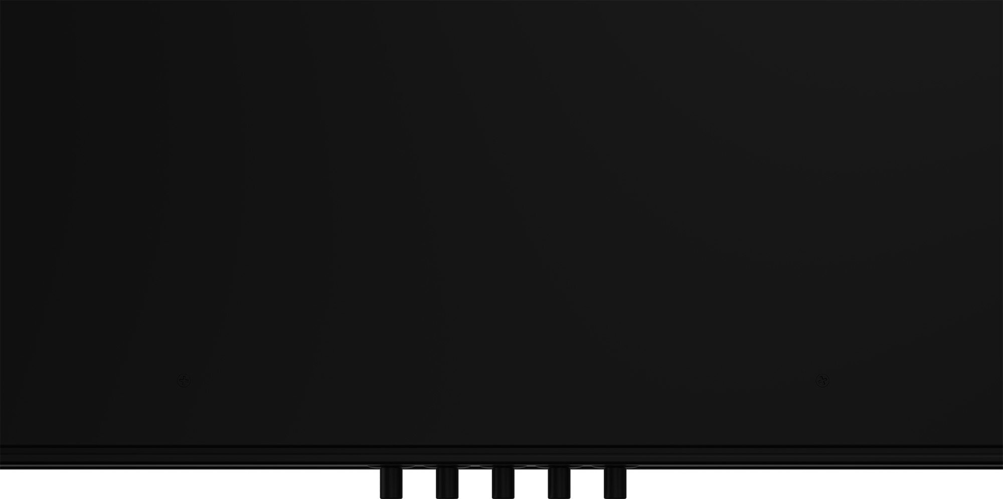 Czarne, prostokątne urządzenie z szeregiem ciemnych, prostokątnych portów na dole.