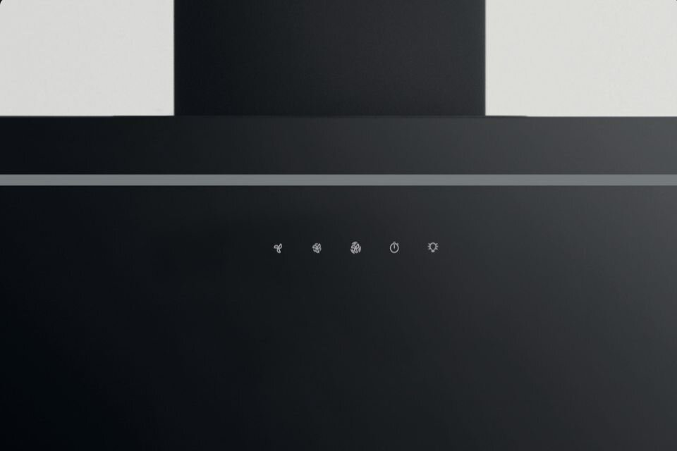 Czarny okap kuchenny z przyciskami sterowania i białym tłem.