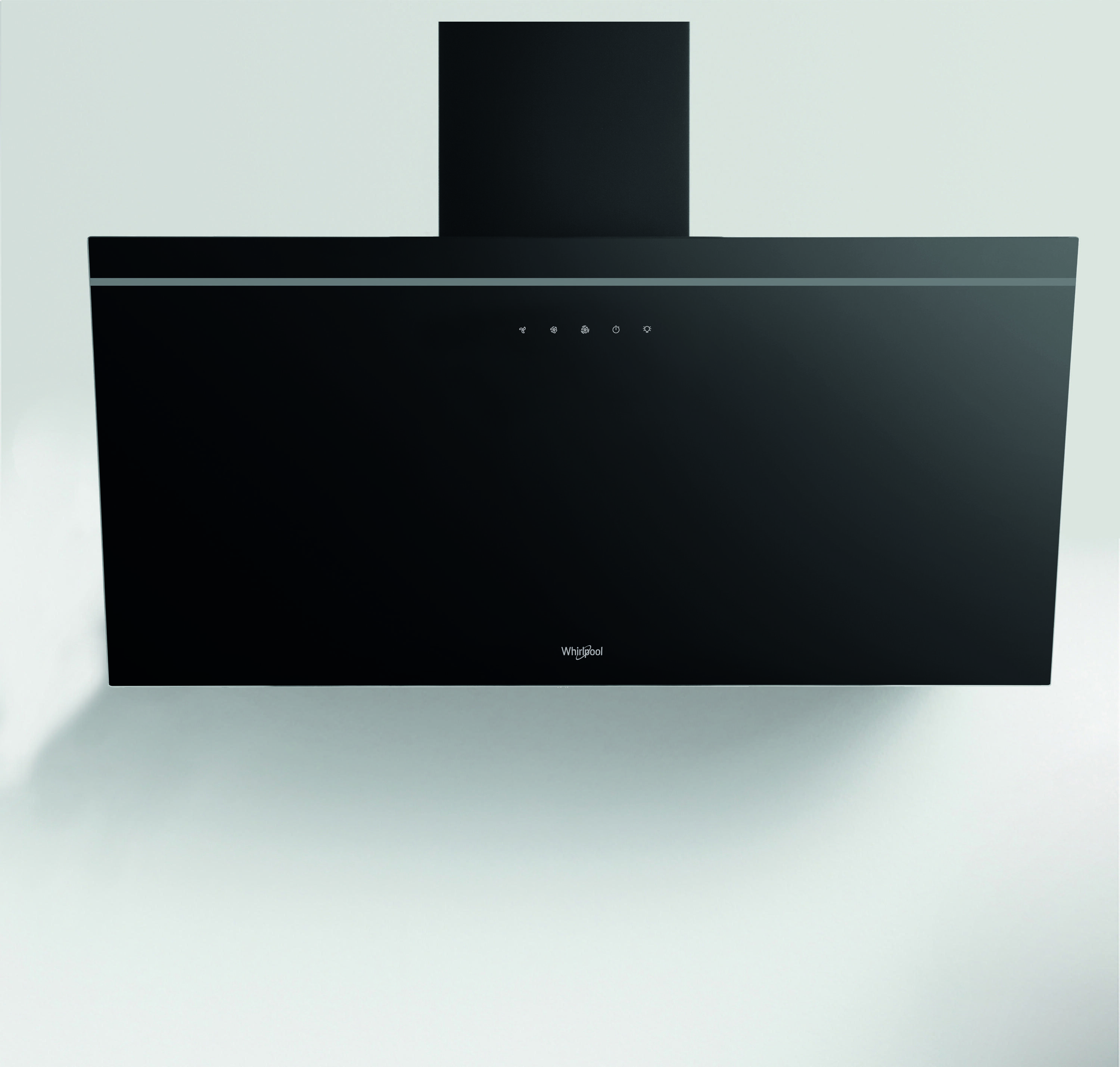 Czarny okap Whirlpool ze srebrnym wykończeniem, zamontowany na białej ścianie, prosty design.