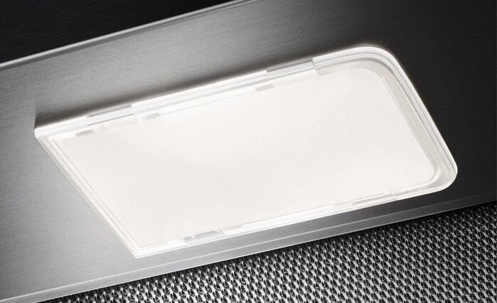 Zbliżenie prostokątnego, białego panelu świetlnego wbudowanego w metalową powierzchnię.