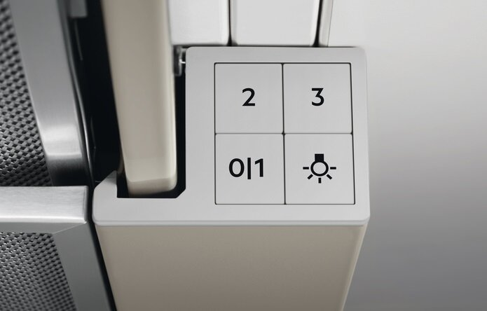 Panel sterowania okapu z przyciskami: 0|1, 2, 3 i światło.