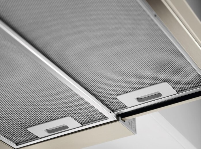 Srebrny filtr okapu z dwoma uchwytami.