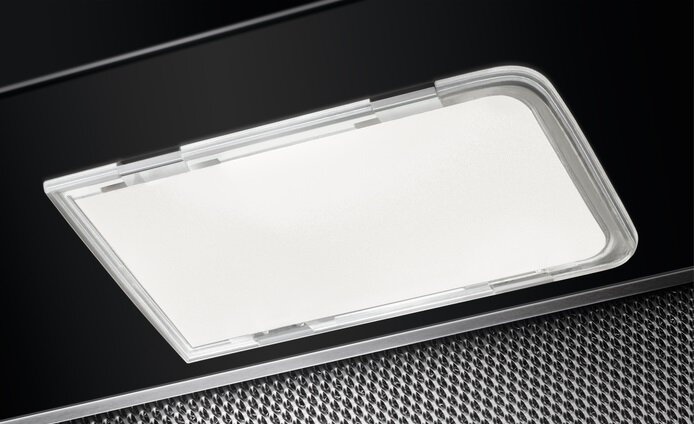 Zbliżenie światła okapu kuchennego. Światło jest prostokątne i białe.