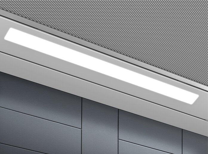 Białe słuchawki w etui ładującym, z logo PlayStation, na gradientowym tle.