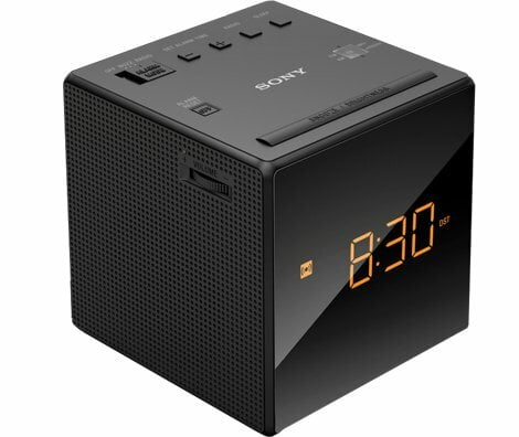 Czarny radiobudzik Sony z cyfrowym wyświetlaczem 8:30. Przyciski na górze, kratka głośnika z boku.