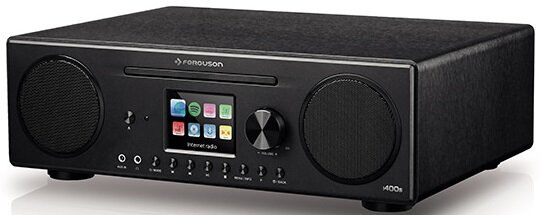 Czarny system stereo z odtwarzaczem CD, ekranem i dwoma głośnikami, z przyciskami.