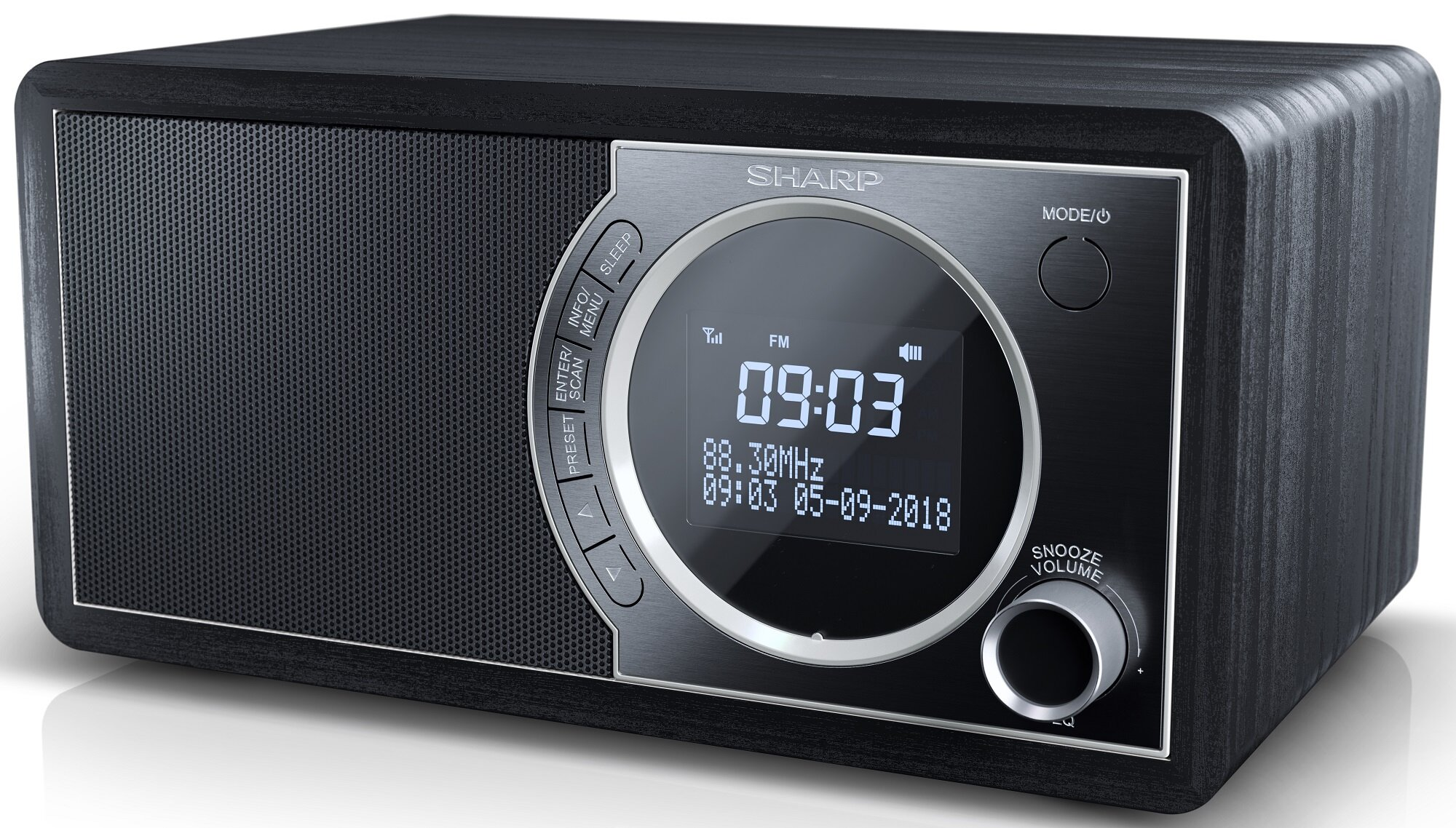 Czarny radioodbiornik Sharp z cyfrowym wyświetlaczem pokazującym godzinę, datę i częstotliwość FM. Posiada przyciski i pokrętło głośności.