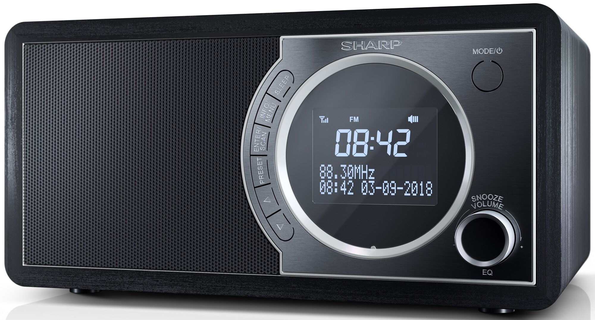 Czarny radioodtwarzacz Sharp z cyfrowym wyświetlaczem pokazującym godzinę, datę i częstotliwość FM. Posiada przyciski preset, sleep i snooze.