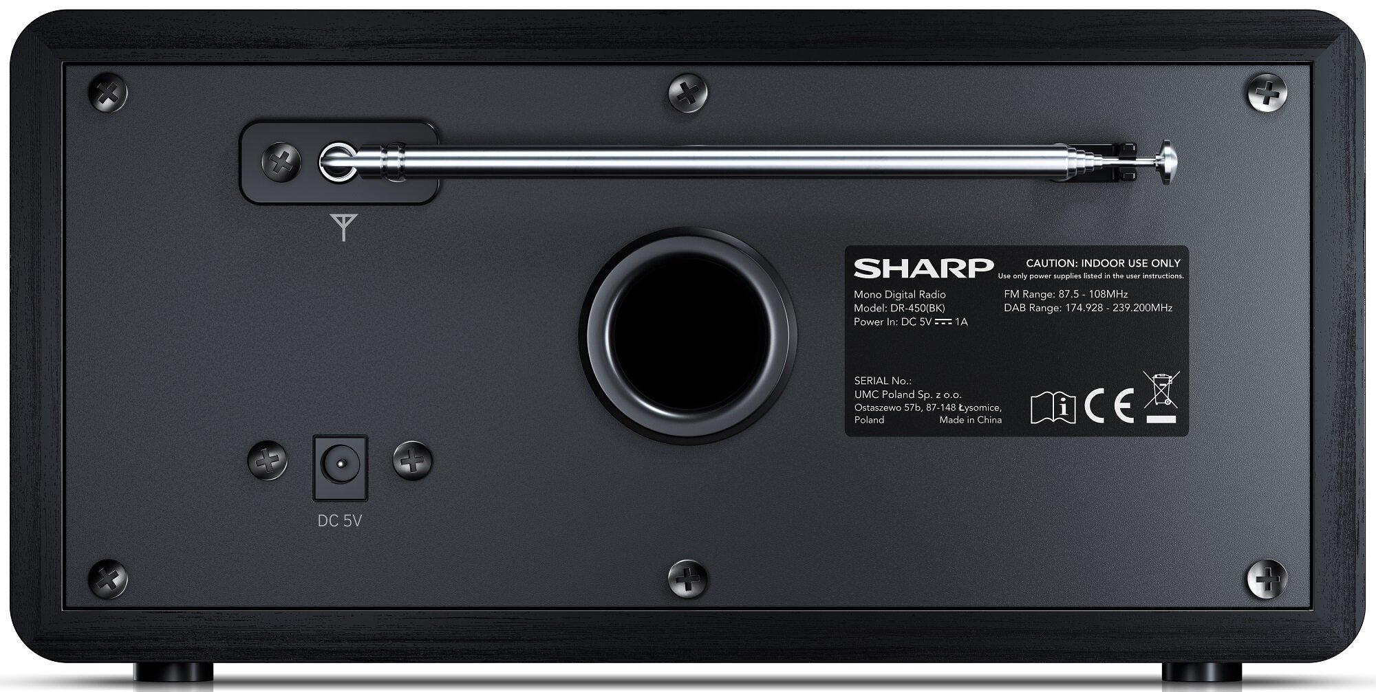 Czarny tył radia z anteną, głośnikiem i etykietą SHARP. Zawiera wejście DC 5V, śruby i etykietę ostrzegawczą.