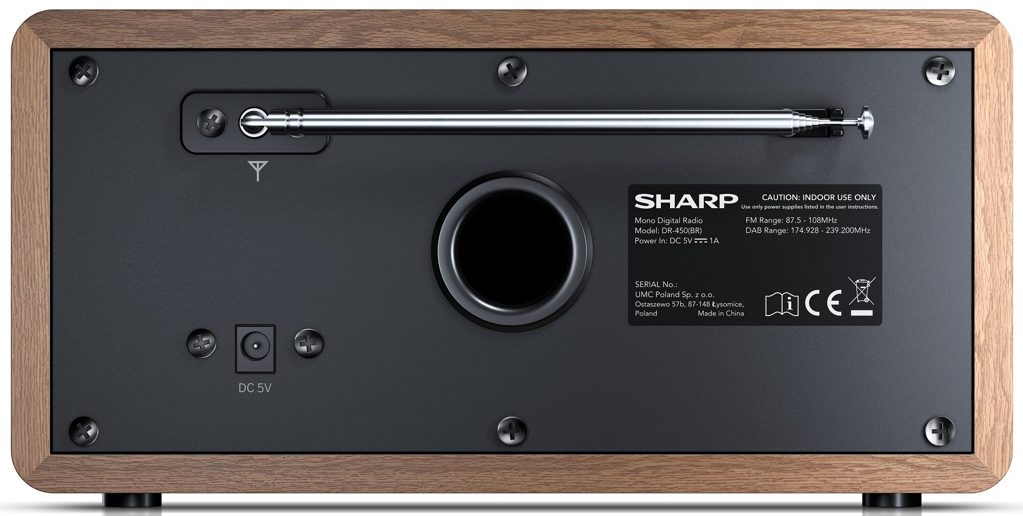 Widok z tyłu brązowo-czarnego radia Sharp. Posiada głośnik, antenę i etykietę z informacjami technicznymi.