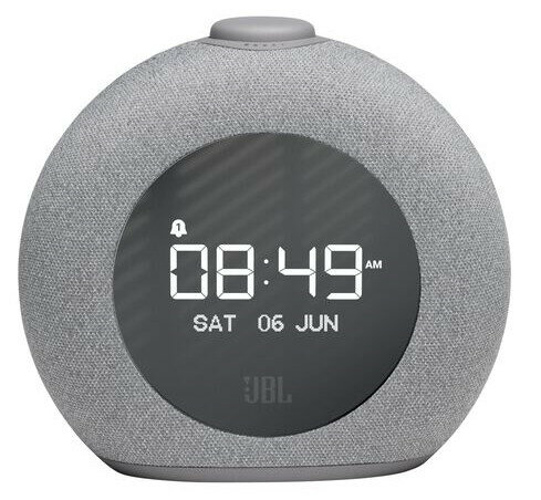 Szary, okrągły budzik z cyfrowym wyświetlaczem, który pokazuje godzinę.