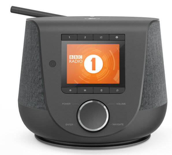 Czarny radioodbiornik z ekranem wyświetlającym logo BBC Radio 1. Ma pokrętło głośności i przyciski sterowania.