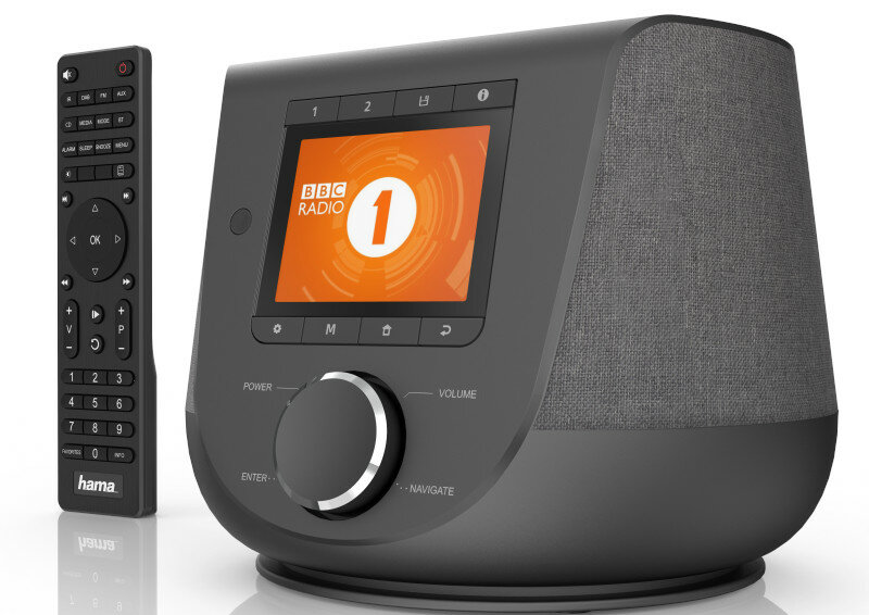 Szare radio cyfrowe Hama z ekranem pokazującym BBC Radio 1 i pilotem.