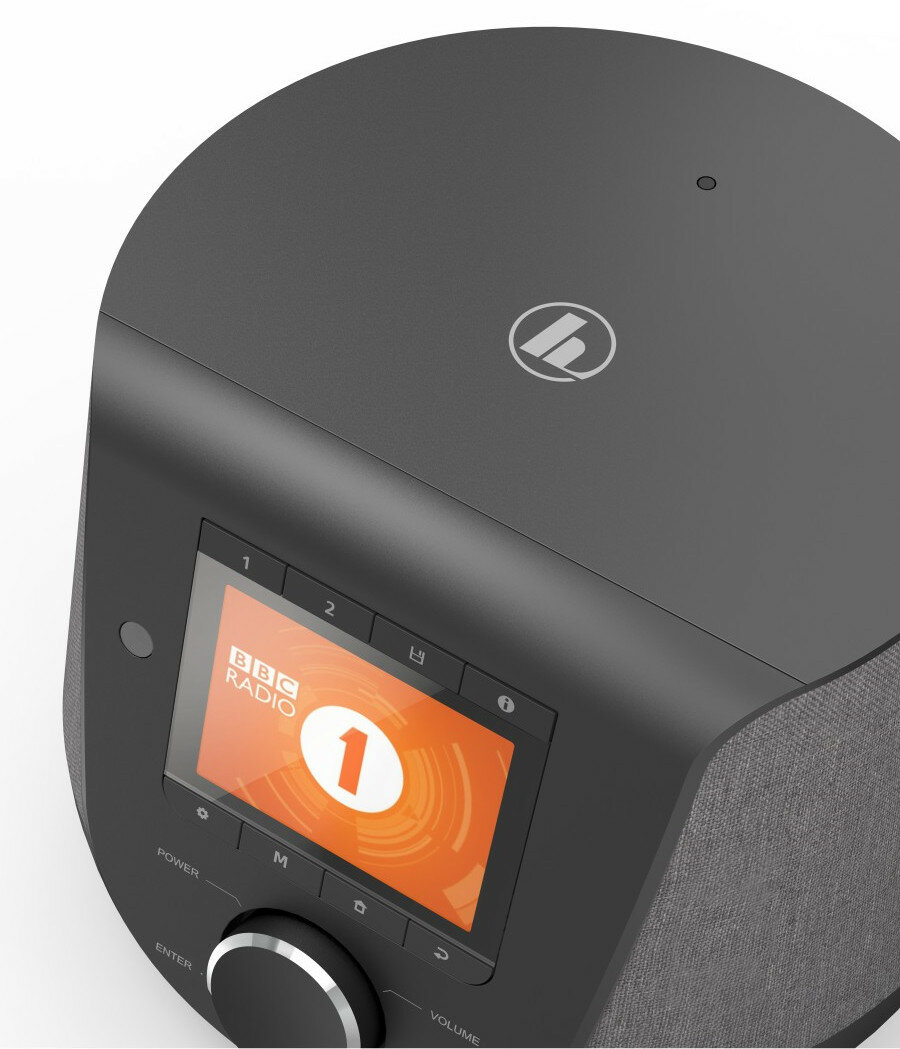 Czarny radioodbiornik z ekranem wyświetlającym BBC Radio 1, z logo Hama.