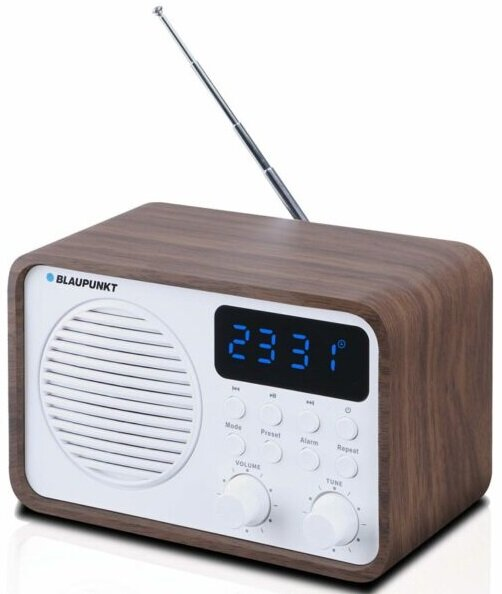 Drewniane radio z białym panelem przednim, wyświetlaczem cyfrowym i przyciskami.