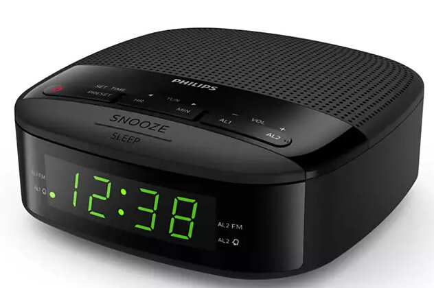 Czarny budzik Philips z zielonym wyświetlaczem cyfrowym i przyciskami sterowania.