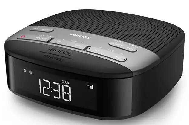 Czarny radioodtwarzacz Philips z wyświetlaczem zegara cyfrowego pokazuje godzinę 12:38 i radio DAB.