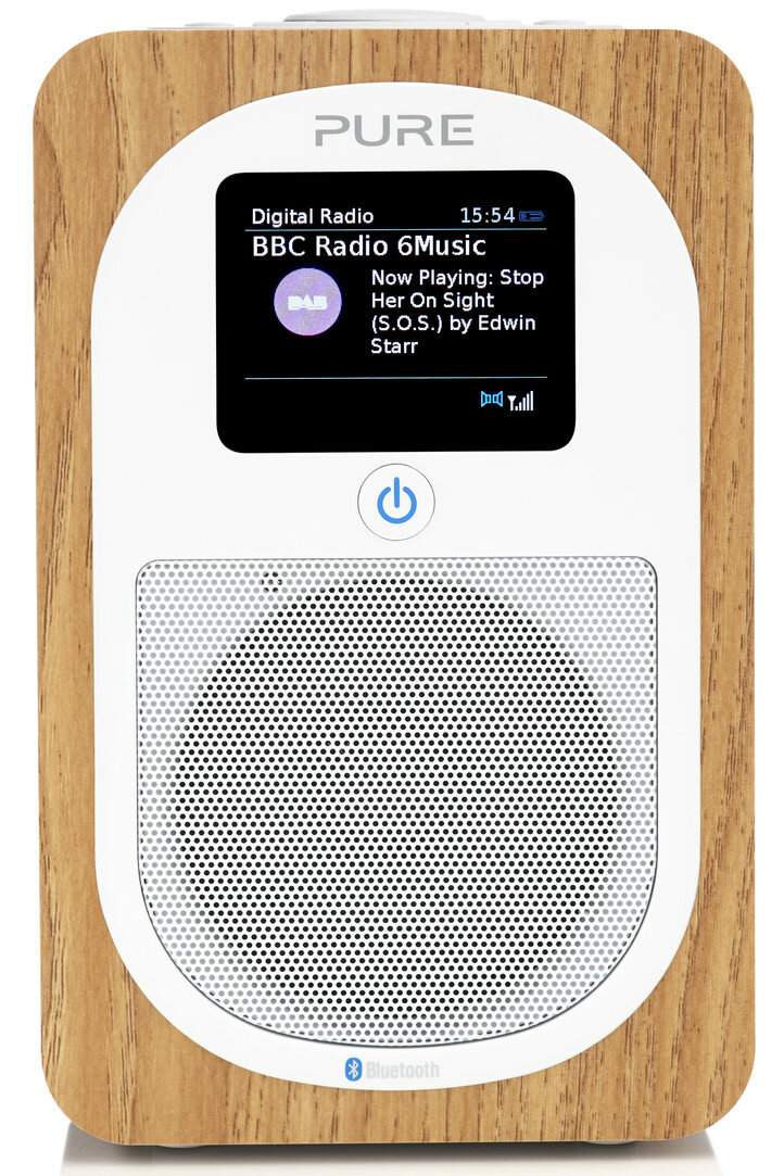 Brązowe drewniane radio z ekranem, wyświetlające BBC Radio 6Music.