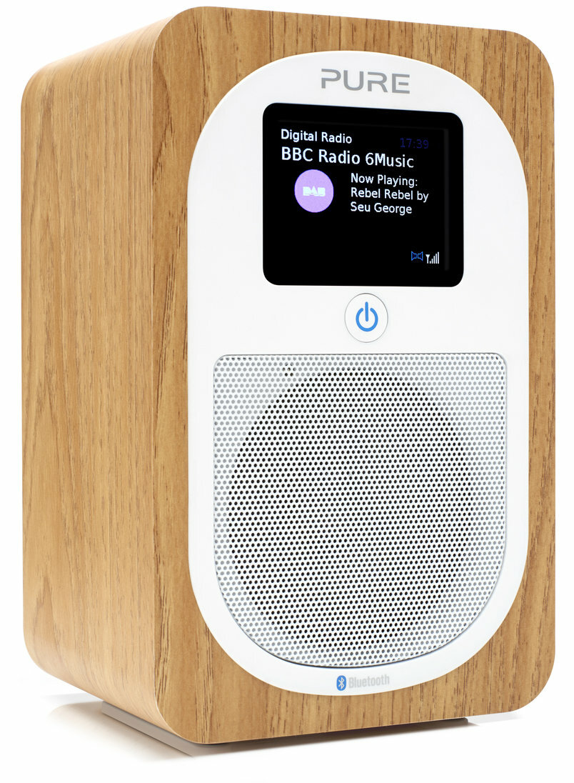 Drewniane radio z ekranem cyfrowym, wyświetlające BBC Radio 6Music. Marka to PURE.