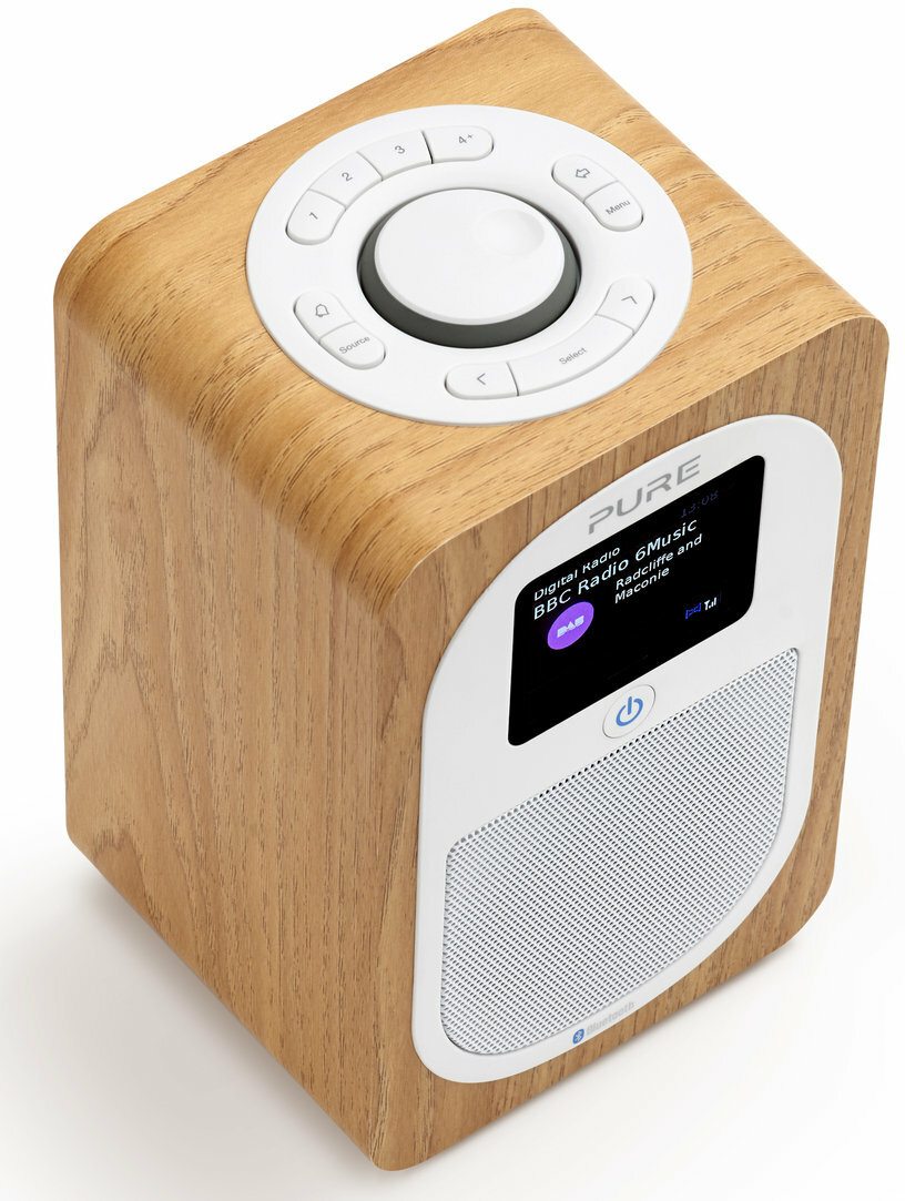 Drewniany głośnik z panelem sterowania na górze i ekranem wyświetlającym tekst.