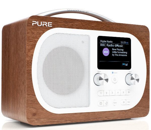 Drewniane radio wyświetlające BBC Radio 6Music na ekranie.