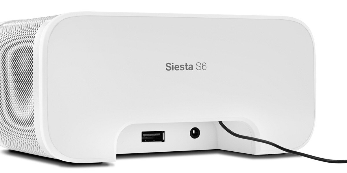 Tył białego radia Siesta S6 z portem USB i czarnym kablem.