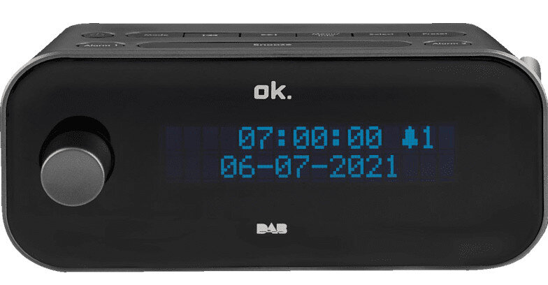 Czarny cyfrowy budzik z niebieskim wyświetlaczem pokazującym godzinę i datę.