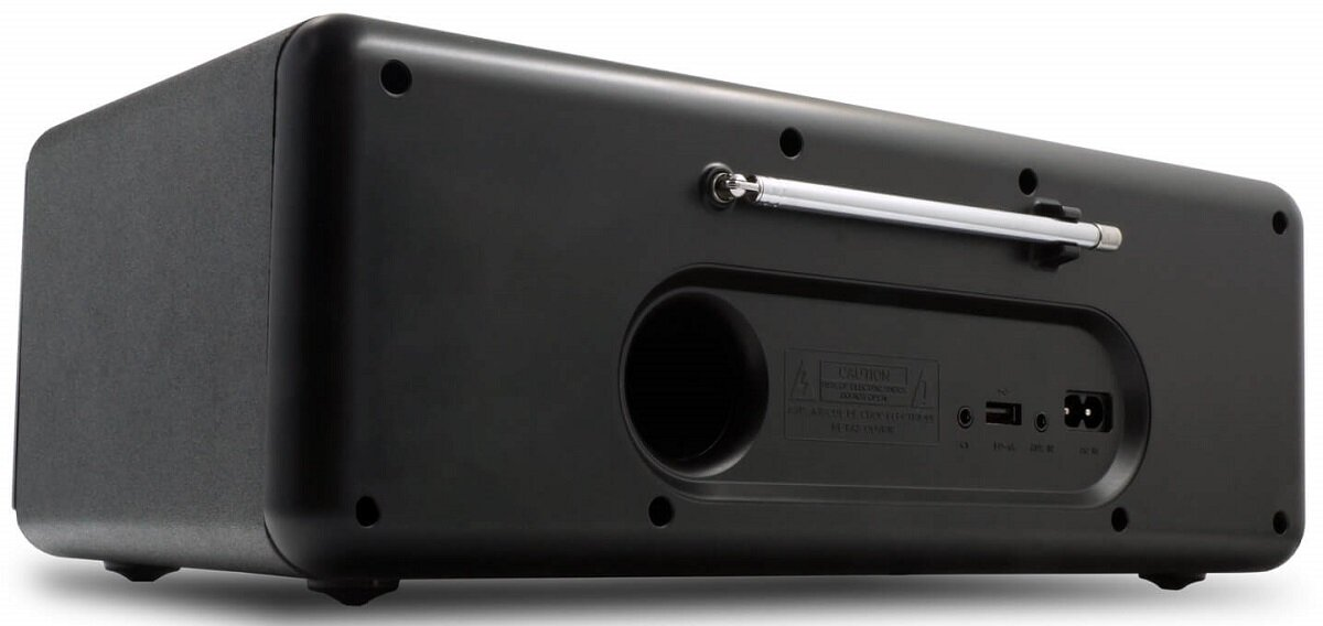 Tył czarnego radia z wejściami i wysuwaną anteną, białe tło.