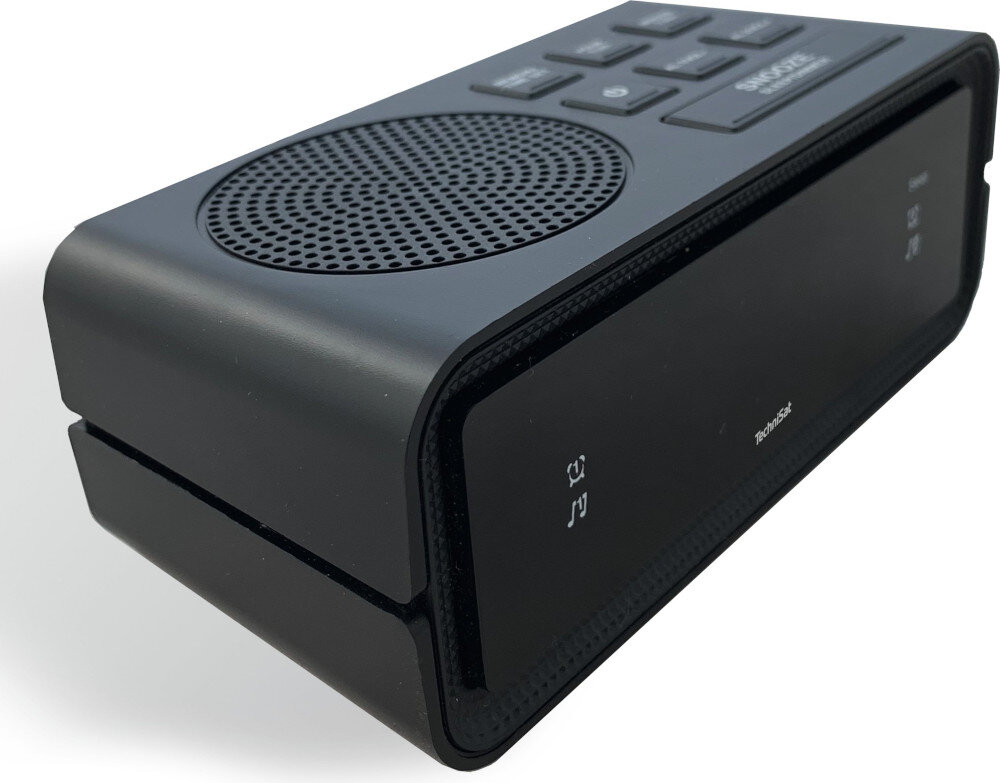 Czarny radiobudzik TechniSat. Ma głośnik, wyświetlacz i przyciski na górze.