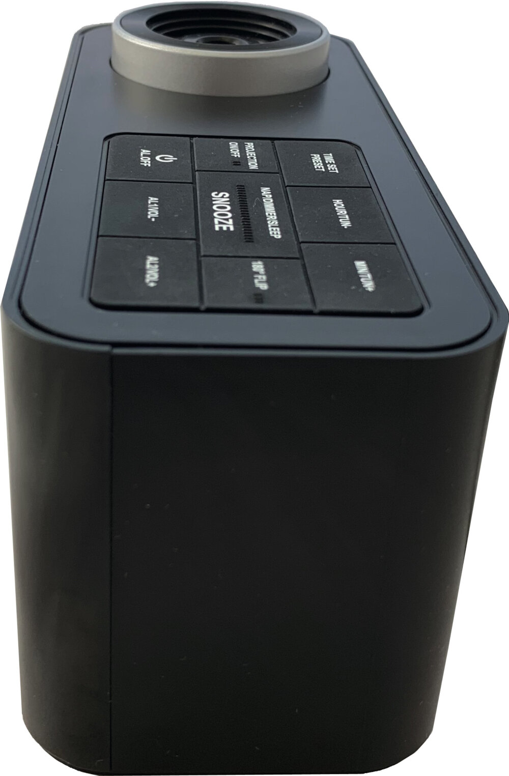 Czarny budzik z przyciskami takimi jak drzemka, głośność i ustawianie czasu. Góra ma srebrną sekcję i obiektyw.