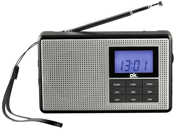 Czarno-srebrne radio przenośne. Wyświetlacz cyfrowy pokazuje 13:01. Antena wysunięta. Przyciski do strojenia i zaprogramowanych stacji.