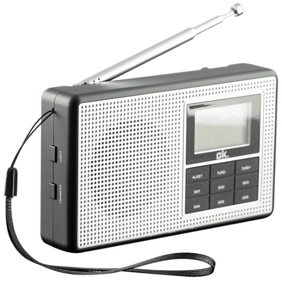 Czarno-srebrne radio przenośne z anteną i ekranem. Posiada przyciski i pasek.