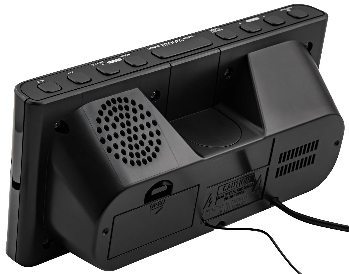 Czarny cyfrowy budzik, widok pod kątem. Posiada przyciski drzemki, ściemniania i ustawień czasu. Z głośnikiem.