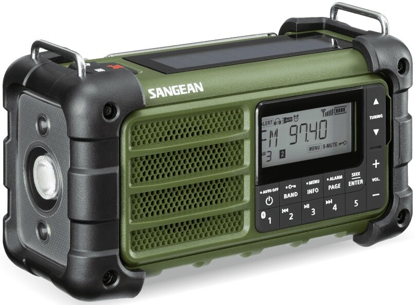 Zielone i czarne radio przenośne. Posiada ekran, przyciski do różnych funkcji i panel słoneczny na górze.