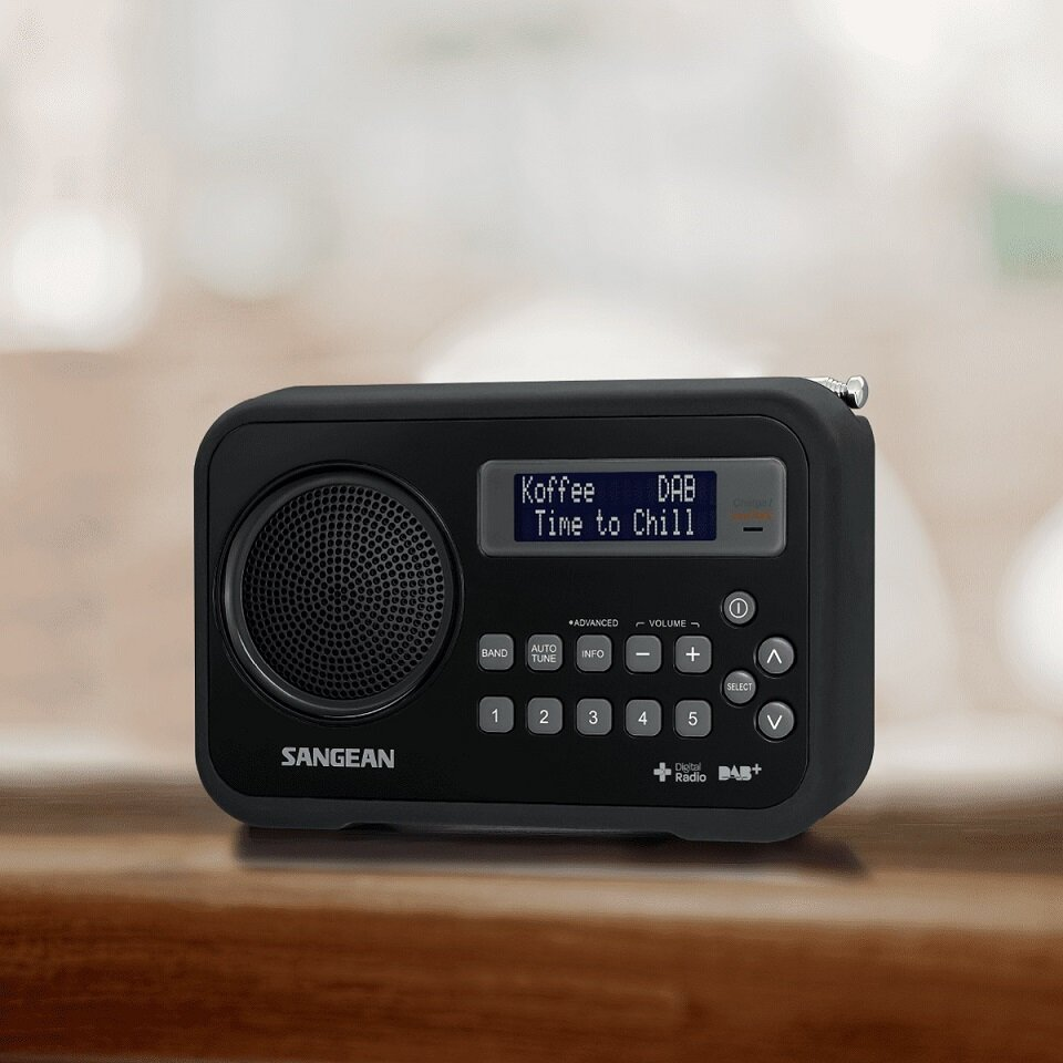 Czarny radio cyfrowe z ekranem pokazującym 'Koffee Time to Chill' i przyciskami. Sangean.