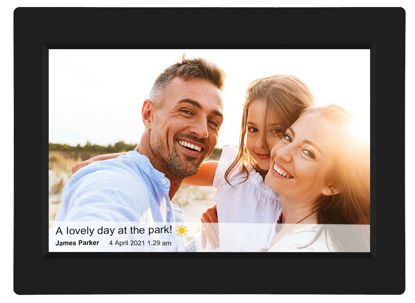 Cyfrowa ramka na zdjęcia wyświetlająca zdjęcie rodzinne na plaży. Tekst: 'Piękny dzień w parku!'