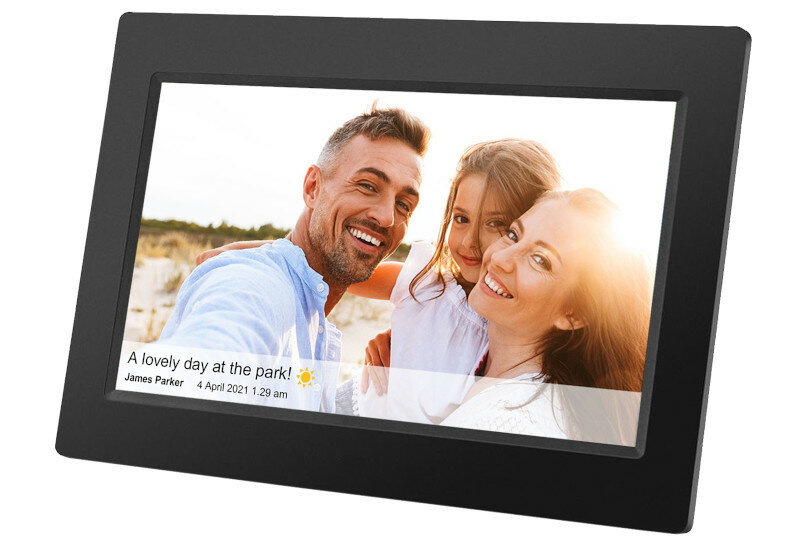 Cyfrowa ramka na zdjęcia wyświetlająca zdjęcie rodzinne z tekstem i datą.